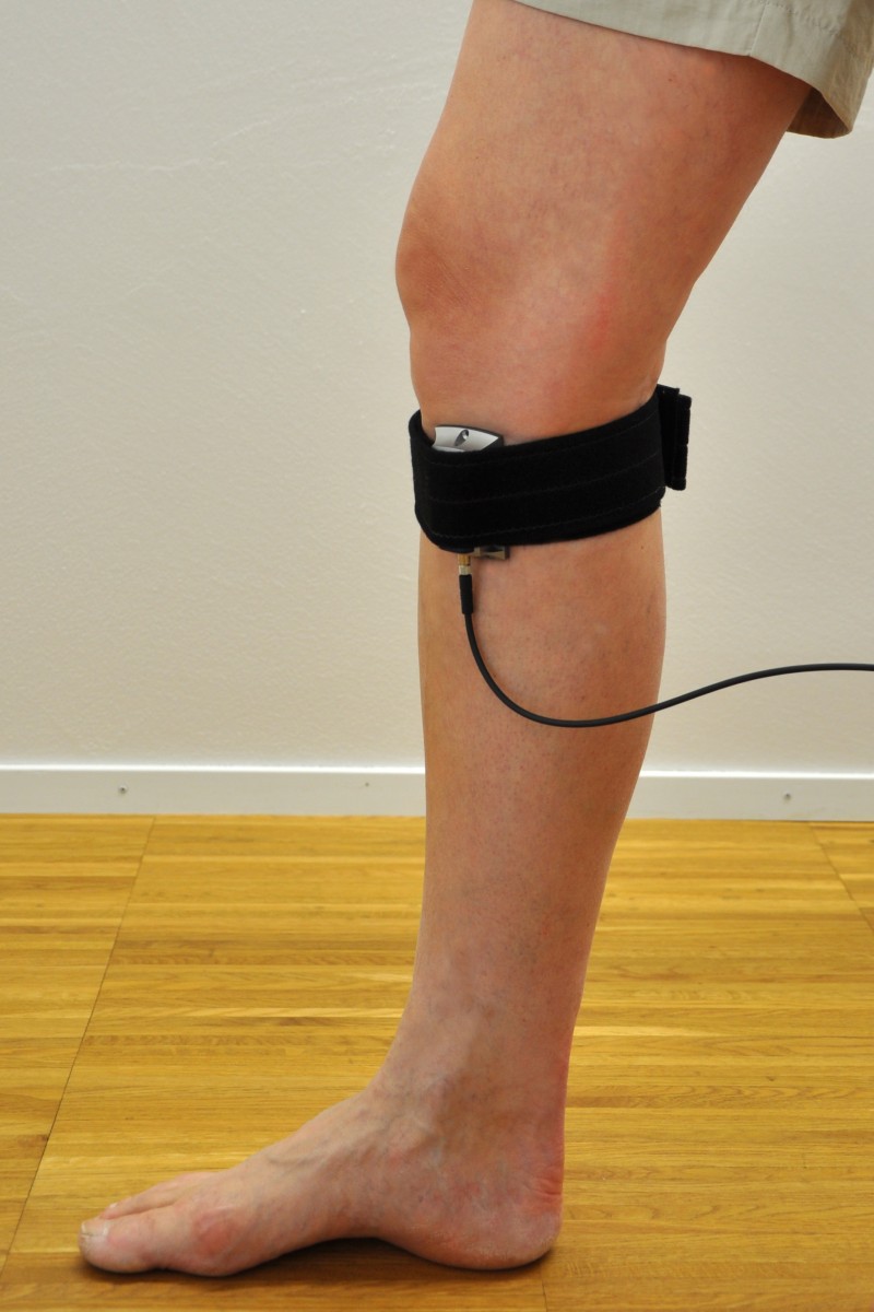 Attaching the MSR165 data logger to the knee; source: Monika Niggli