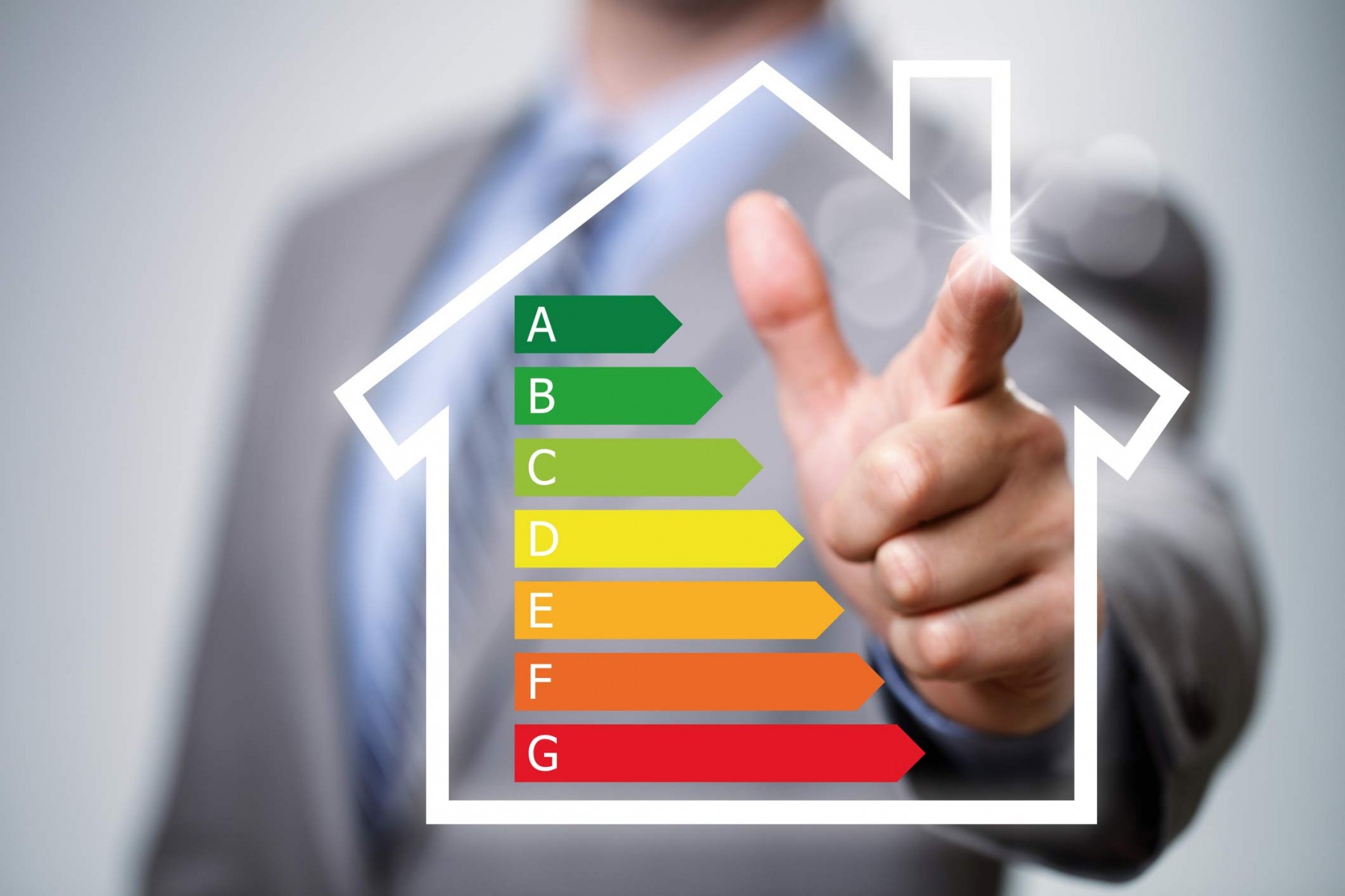 Mann zeigt auf Haus mit Energieeffizienz