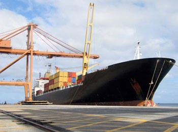 Containerschiff beim Verladen von Fracht