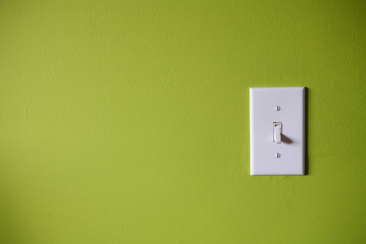 Lichtschalter an grüner Wand