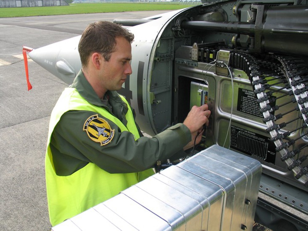 Einbau eines Datenloggers in Kampfflugzeug