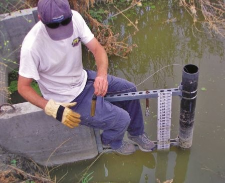 Hobo Wasserstandsdatenlogger im Einsatz am Fluss